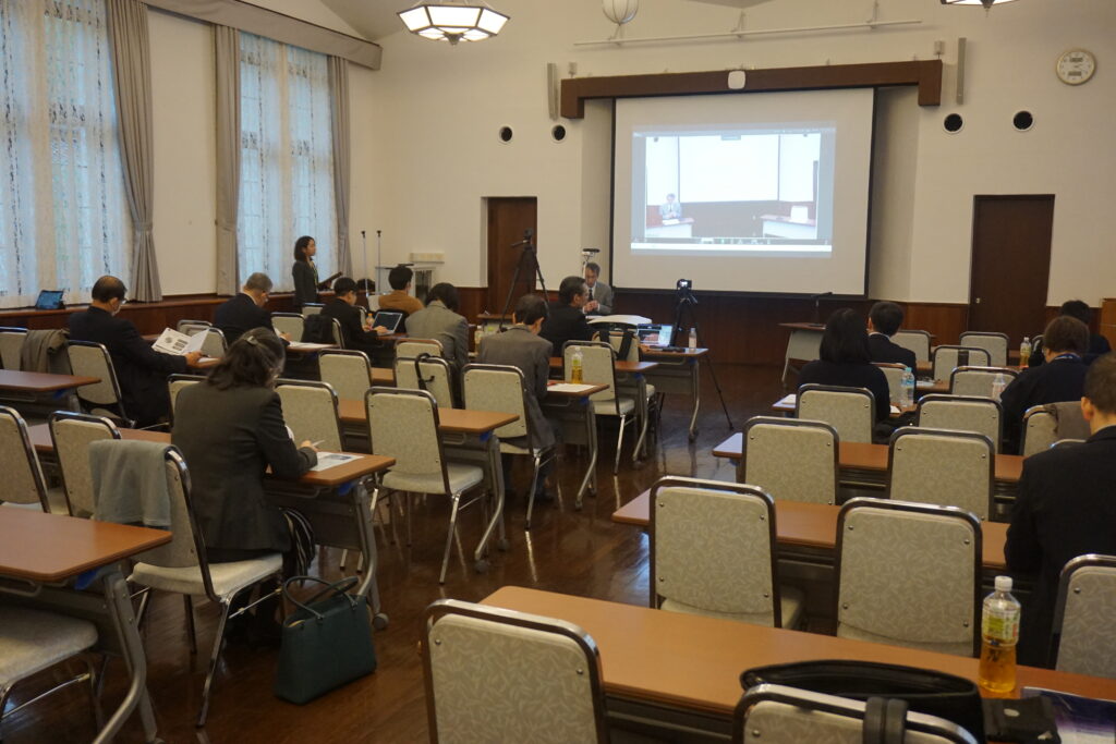 DSC03752 【開催報告】C-ENGINEシンポジウム2025「イノベーションは心を豊かにできるか」 一般社団法人C-ENGINEが主催する博士人材育成シンポジウム2025を開催。研究インターンシップや産学連携に関心をお持ちの方が参集し、文化と科学の交差が生むイノベーションについて議論しました。