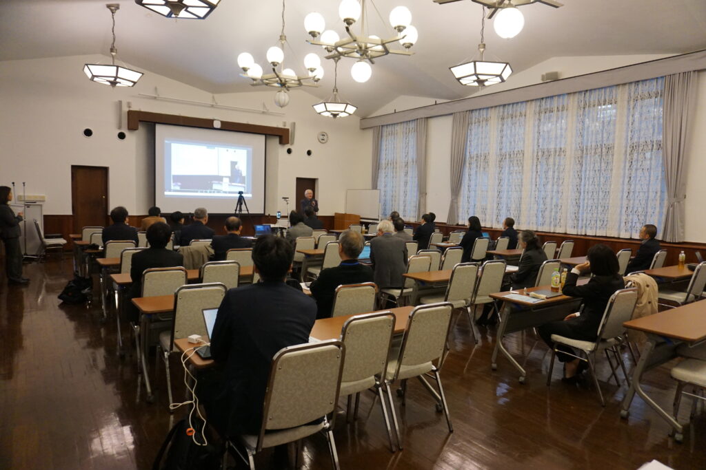 DSC03807 【開催報告】C-ENGINEシンポジウム2025「イノベーションは心を豊かにできるか」 一般社団法人C-ENGINEが主催する博士人材育成シンポジウム2025を開催。研究インターンシップや産学連携に関心をお持ちの方が参集し、文化と科学の交差が生むイノベーションについて議論しました。