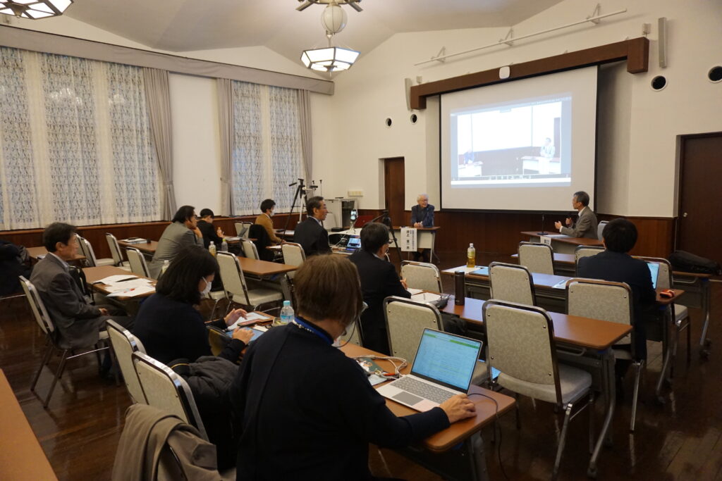 DSC03812 【開催報告】C-ENGINEシンポジウム2025「イノベーションは心を豊かにできるか」 一般社団法人C-ENGINEが主催する博士人材育成シンポジウム2025を開催。研究インターンシップや産学連携に関心をお持ちの方が参集し、文化と科学の交差が生むイノベーションについて議論しました。