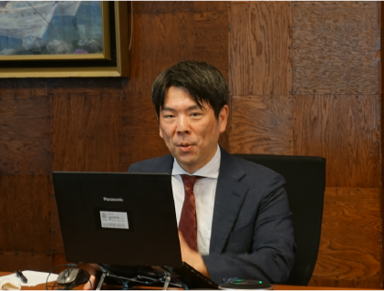特別講演会「文系からのイノベーション―文系の専門性を企業価値に変えるには?―」開催報告 1 kumagai 4 特別講演会「文系からのイノベーション―文系の専門性を企業価値に変えるには?―」開催報告 C-ENGINE第13回通常社員総会 特別講演会を開催いたします。 産業界は文系学生をどのように活用できるか、また文系学生は社会でどのように活躍できるか、仏教学を専門としながらAI開発にも関わり、ムーンショット目標のひとつとして脳科学を始めとする伝統知に係る諸科学と、AI情報技術等を含めた幅広い観点で国家プロジェクトを統括しておられる熊谷誠慈先生をお招きし、ご講演をいただきます